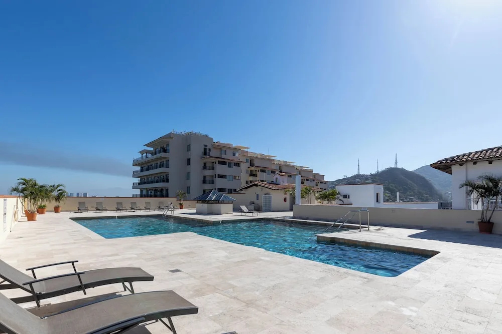 Ocean View 2Br Condo-balcony-beach-pool - 902 — 4