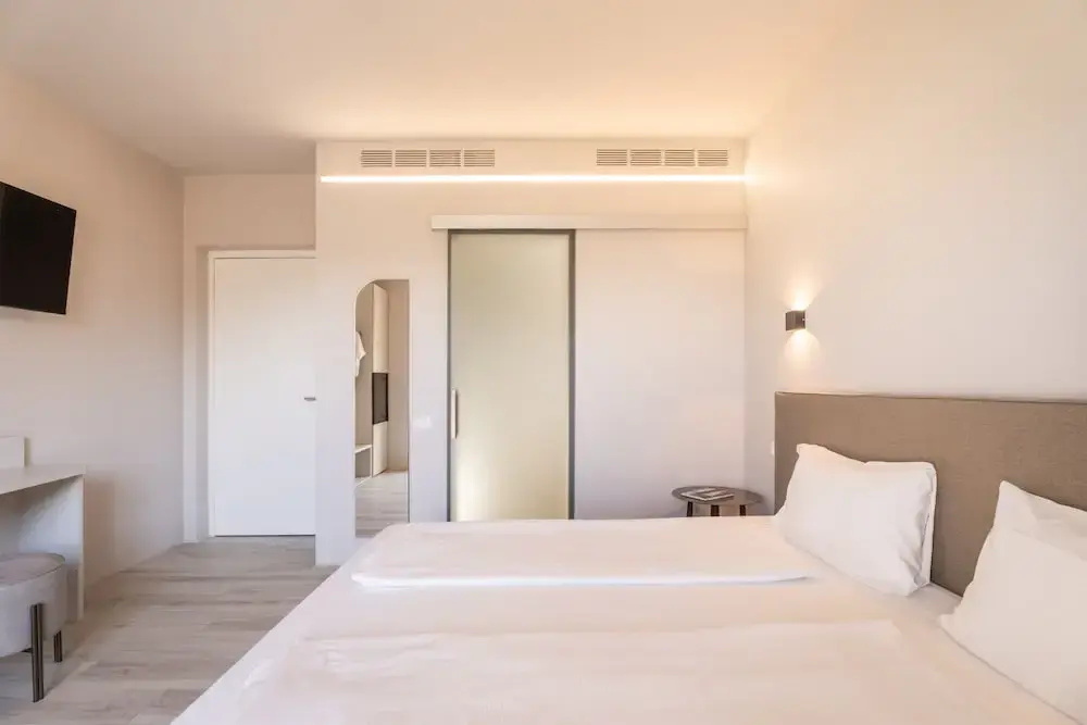 Superior room with balcony and with partial view