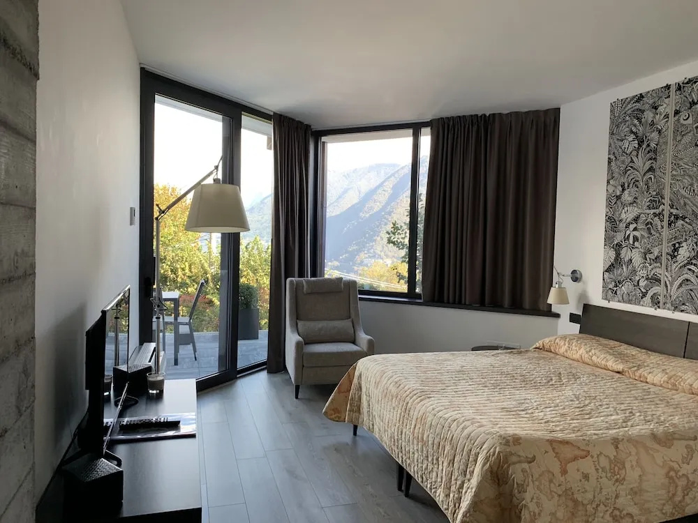 Deluxe Double room with balcony and with lake view (full double bed)