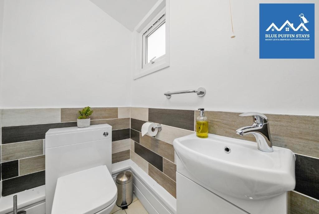 Spacious 3 Bed Townhouse in Southsea By Blue Puffin Stays - Pet Friendly & Parking