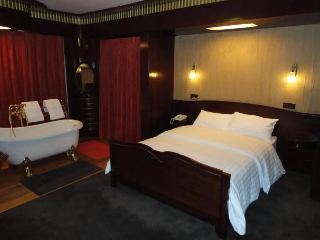 Deluxe Double room (full double bed)