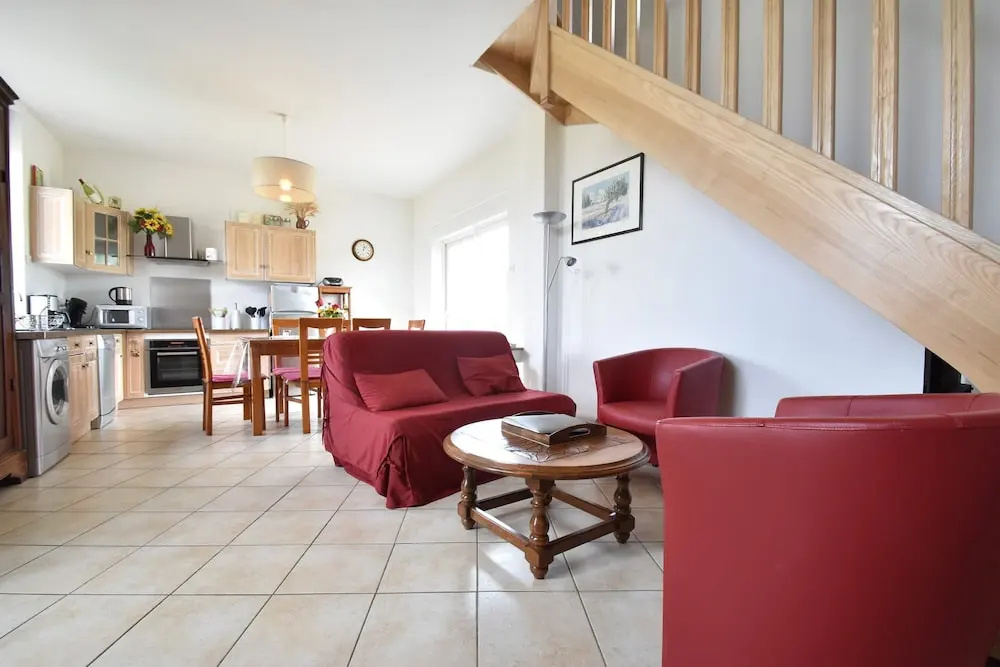 Holiday Home in Crux-la-ville Near Lake