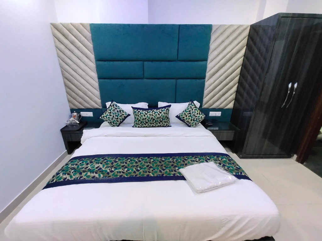 Deluxe Double room (full double bed)