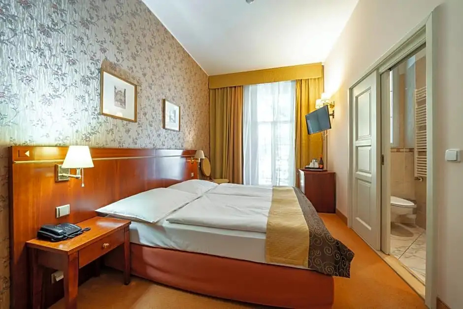 Deluxe Double room with balcony (full double bed)
