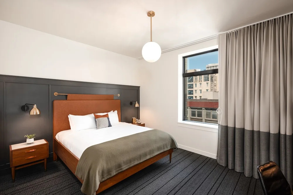 Superior Double room with city view (full double bed)