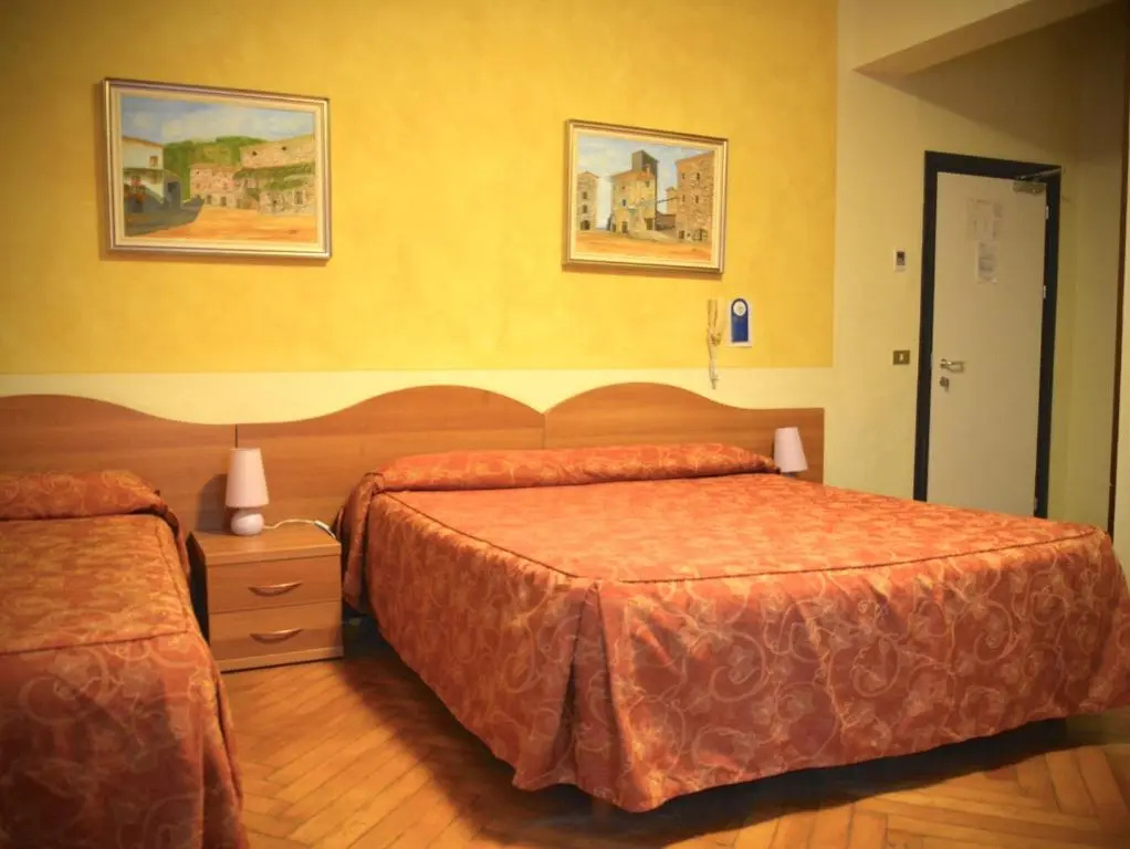 Standard Triple room