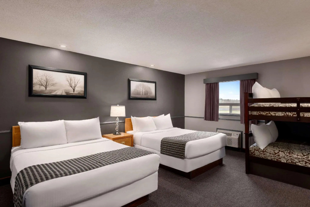 Deluxe Quadruple room (full double bed)