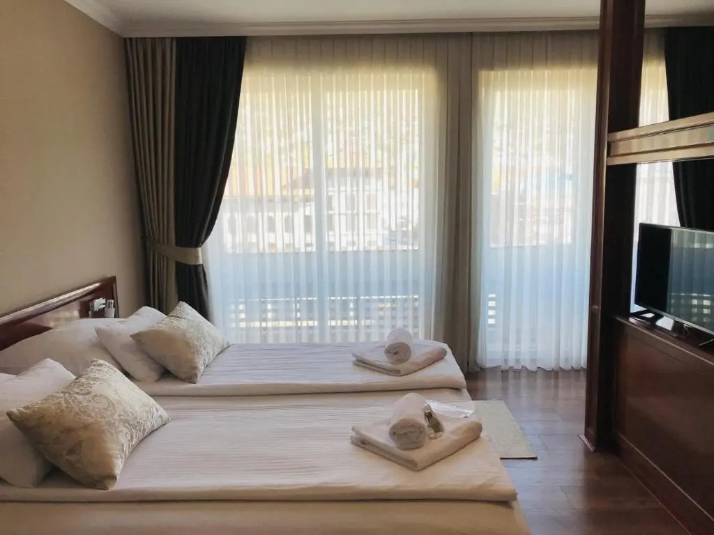 Double room with river view (full double bed)