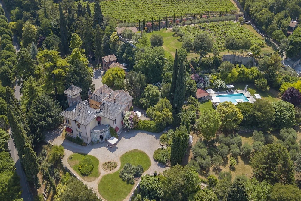 Alberta's Liberty House With Pool
