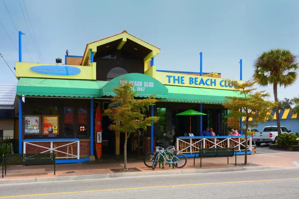 Modern & Fresh - Less than 3 miles to the Beach!