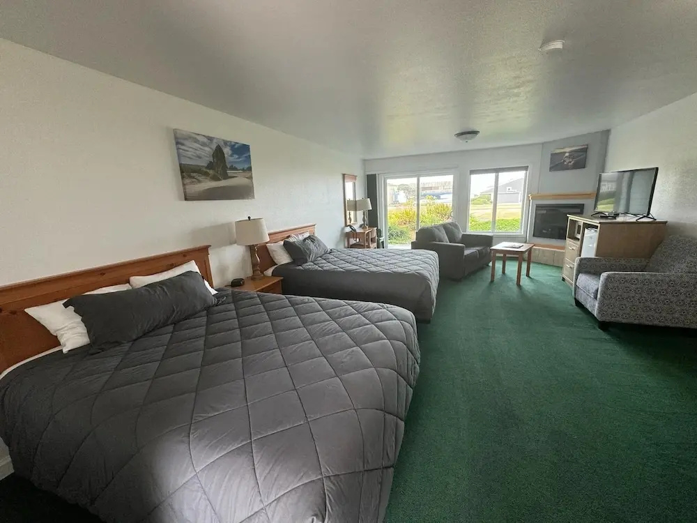 Standard Quadruple Basement Studio with partial ocean view