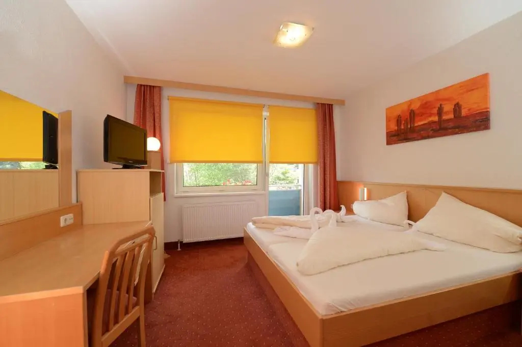 Standard Double room with balcony and with lake view (full double bed)