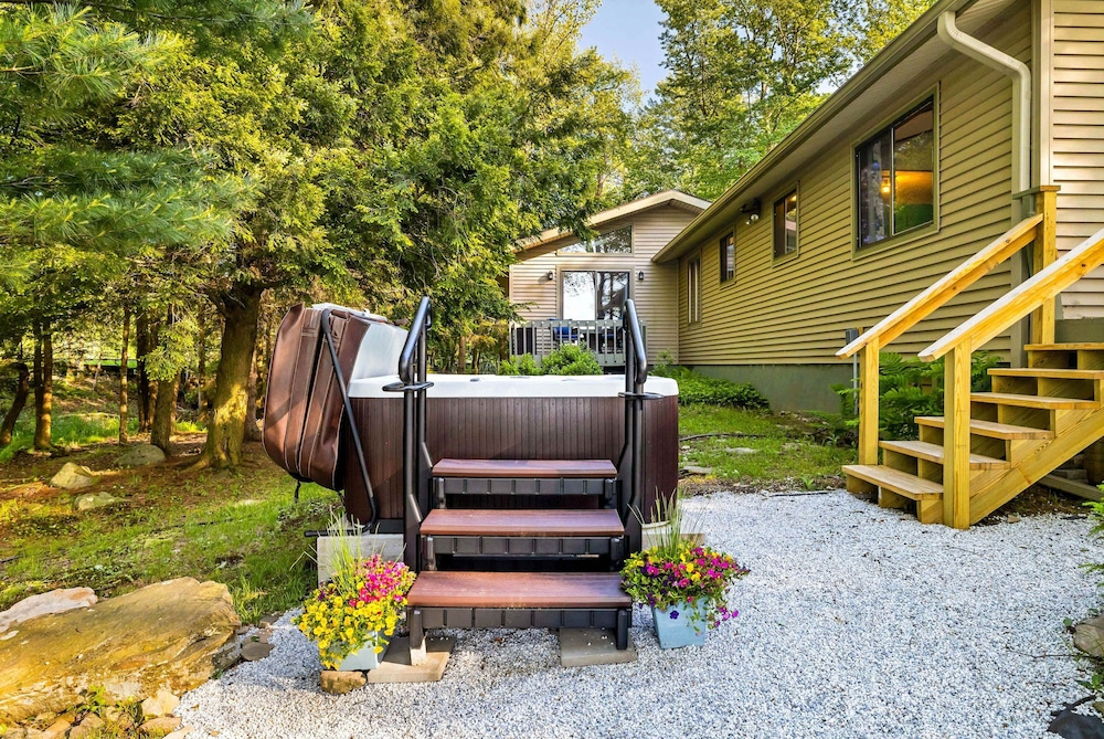 Lakefront Poconos Retreat w Hot Tub Dog Friendly