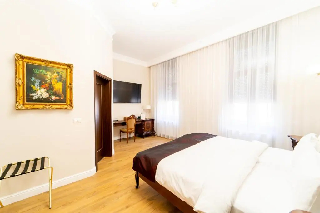 標準雙人房，設有露台及大床