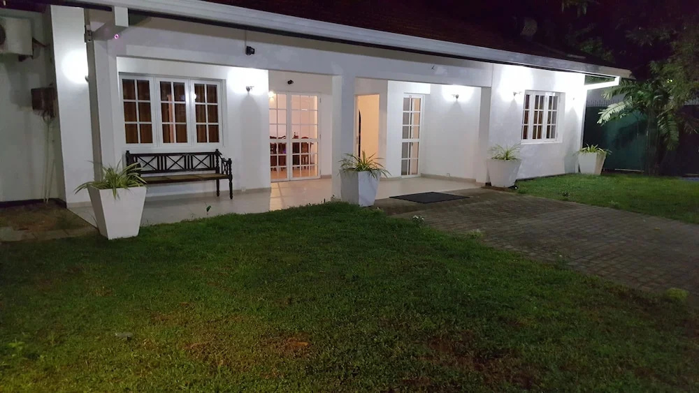 Negombo Blue Villa Hotel