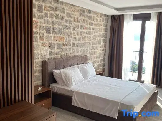 Standard Double room with balcony (full double bed)
