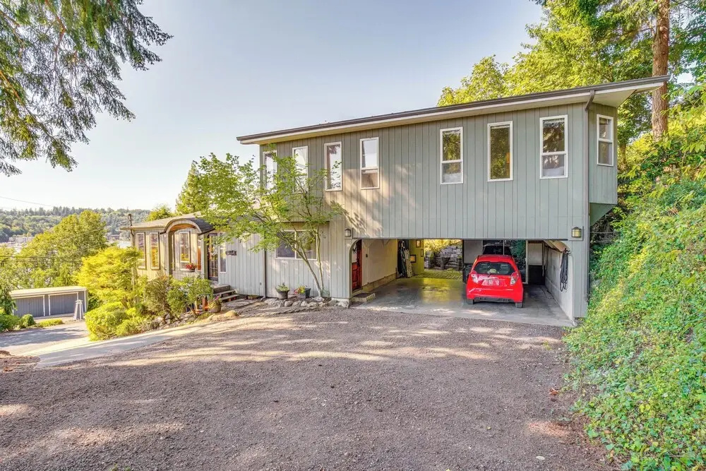Gig Harbor Home: Large Deck, Outdoor Dining Area