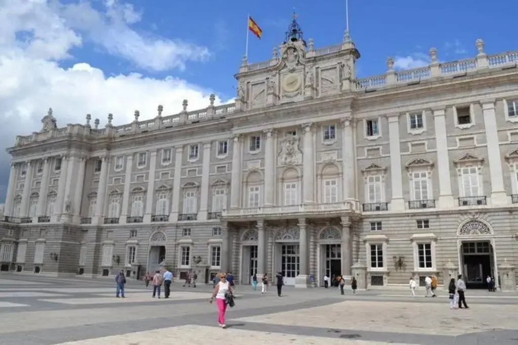 Sensacional Apartamento Junto a Palacio Real by Batuecas