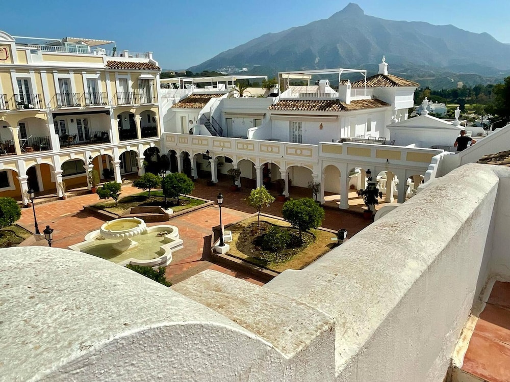 Luxury Townhouse Sea Views 10 Min From Puerto Banús