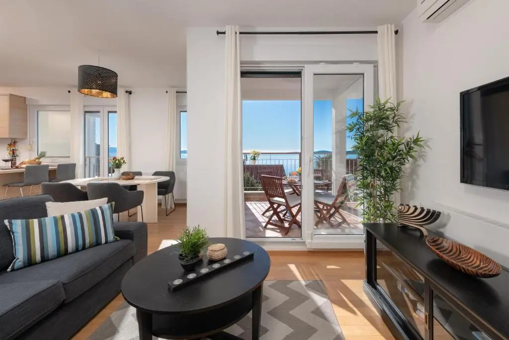 Apartment with balcony and with sea view