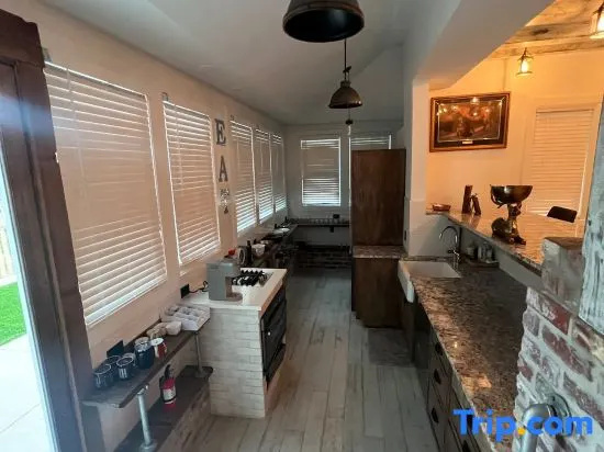 Stylish Stay Near CWS, Zoo & Downtown Fun
