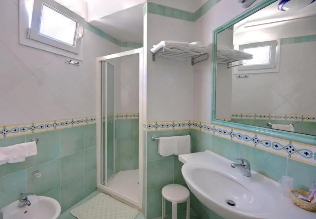 Standard Triple room with sea view