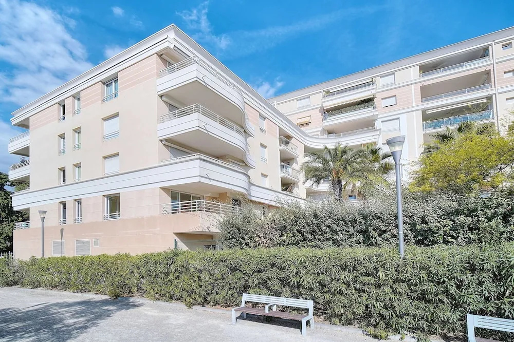 3 pi ces Terrasse et Parking A2b237