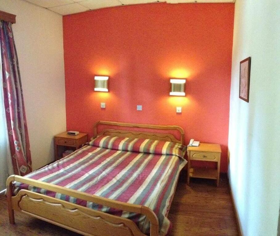 New Helvetia Hotel by null