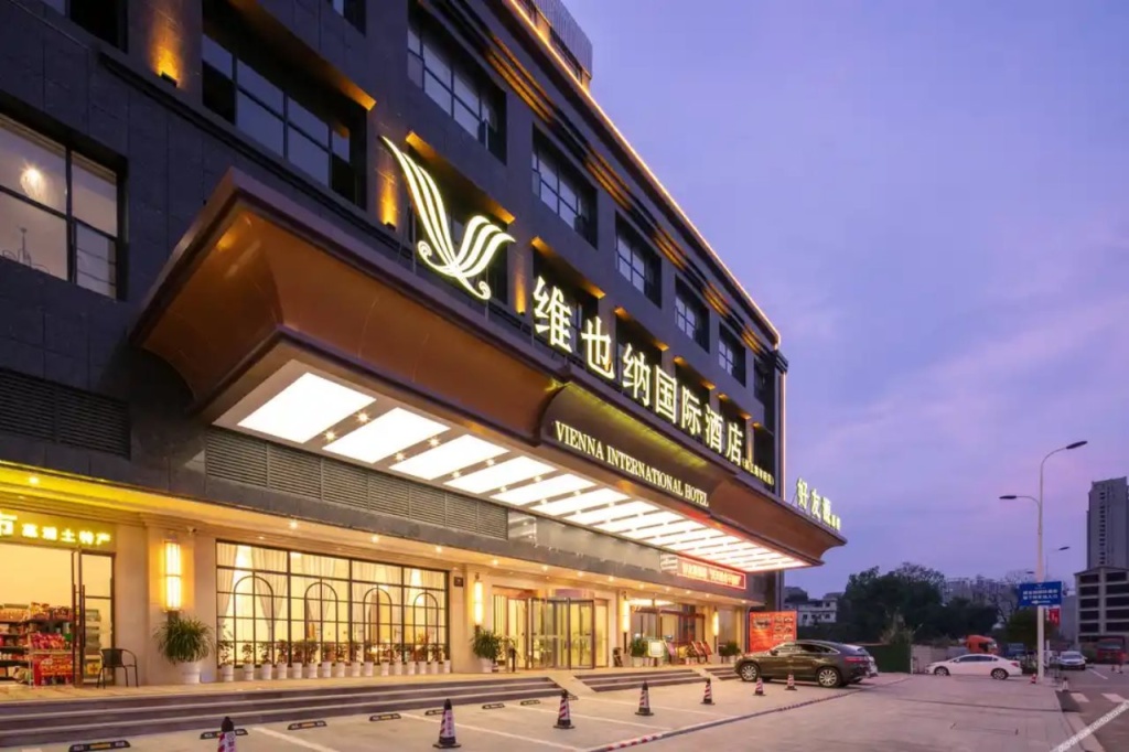 Vienna International Hotel(Binjiang Road Road Branch Lipu City) in Guilin