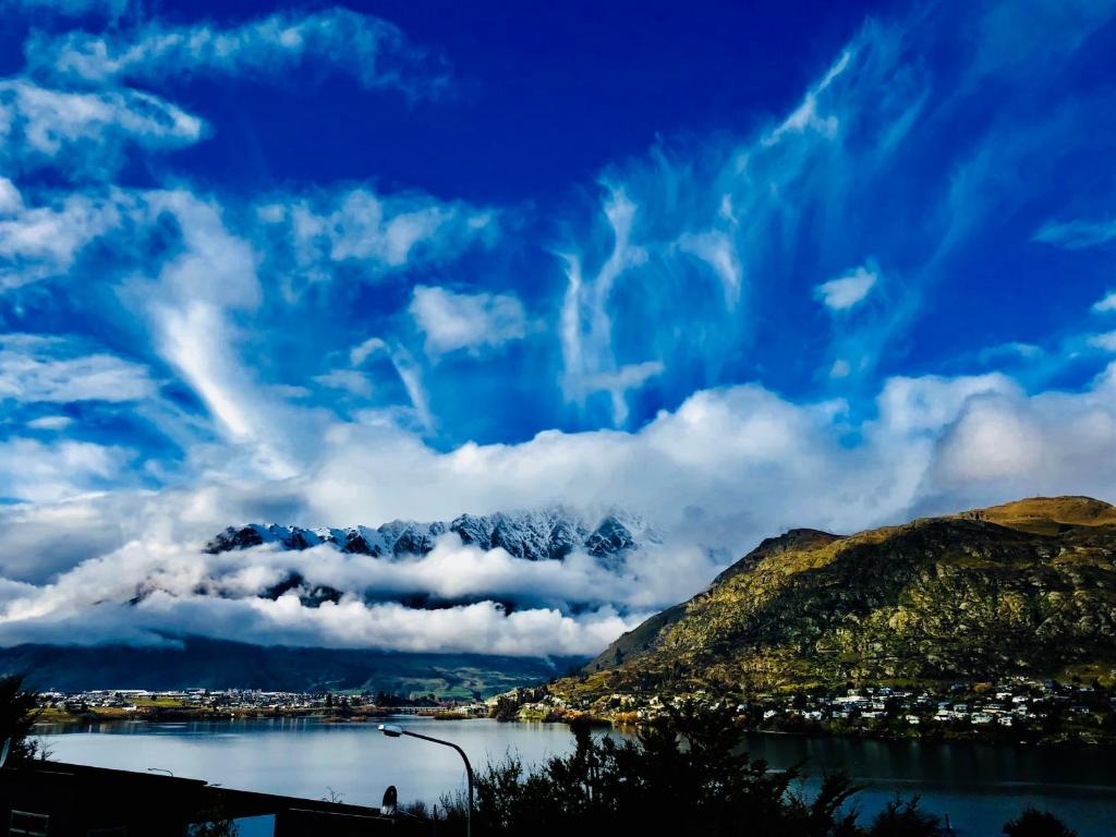 Awesomely Cozy Queenstown Home with a View