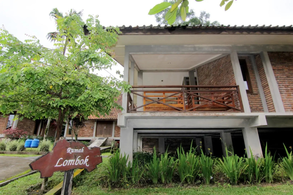6 Bedrooms Villa