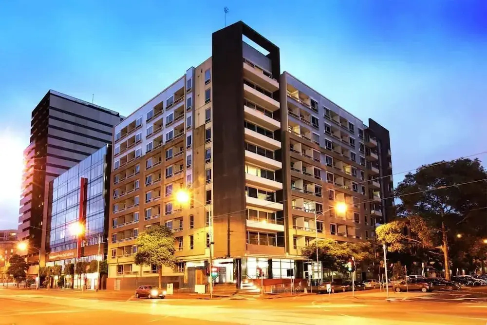 Stylish 2BR Apt Steps From Vic Market With Parking