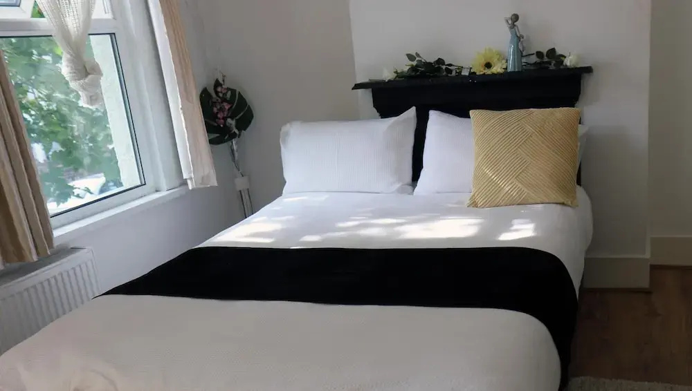 Spacious 4-bed House - Sleeps 5, Garden & Parking — фото