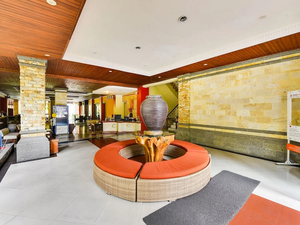 Super OYO Townhouse Oak Maxi Hotel Legian — фото