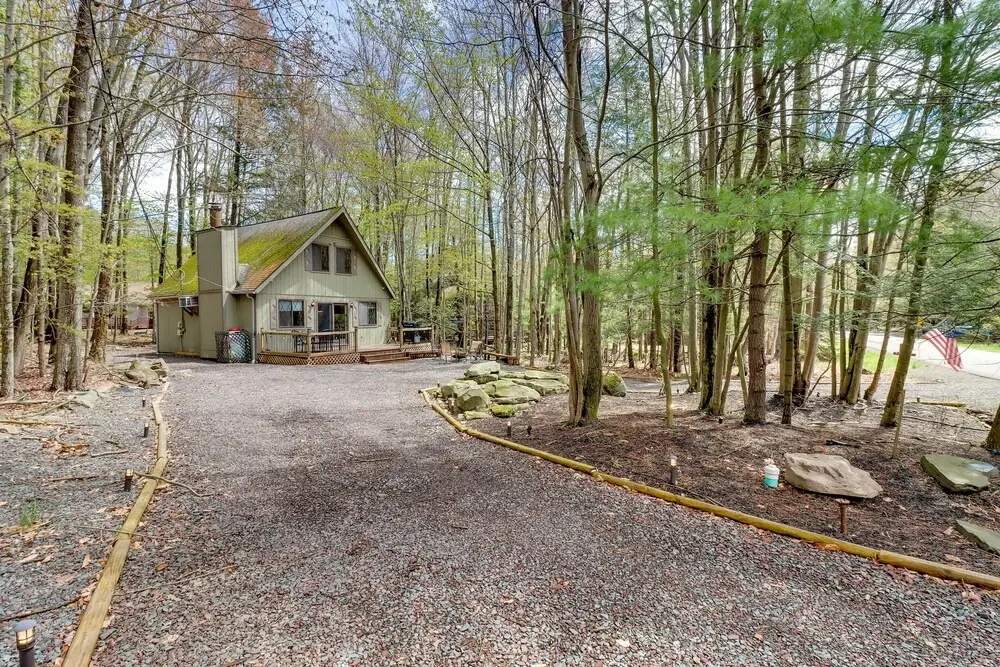 6 Mi to Lake Wallenpaupack: Poconos Getaway!