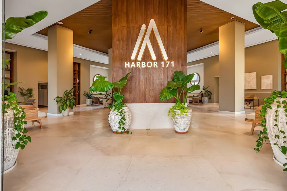 Luxury Oceanfront Apartment With Private Balcony, Rooftop Pool & gym Access