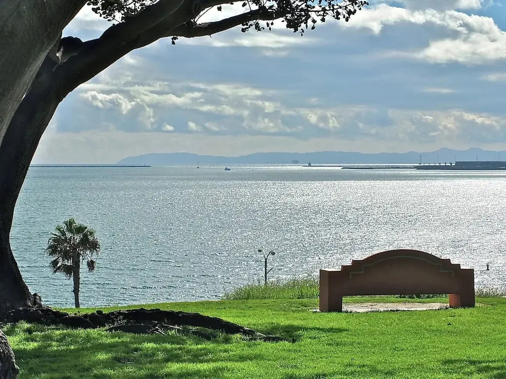 Immaculate 3bdr Private Bungalow, Walk to Beach!