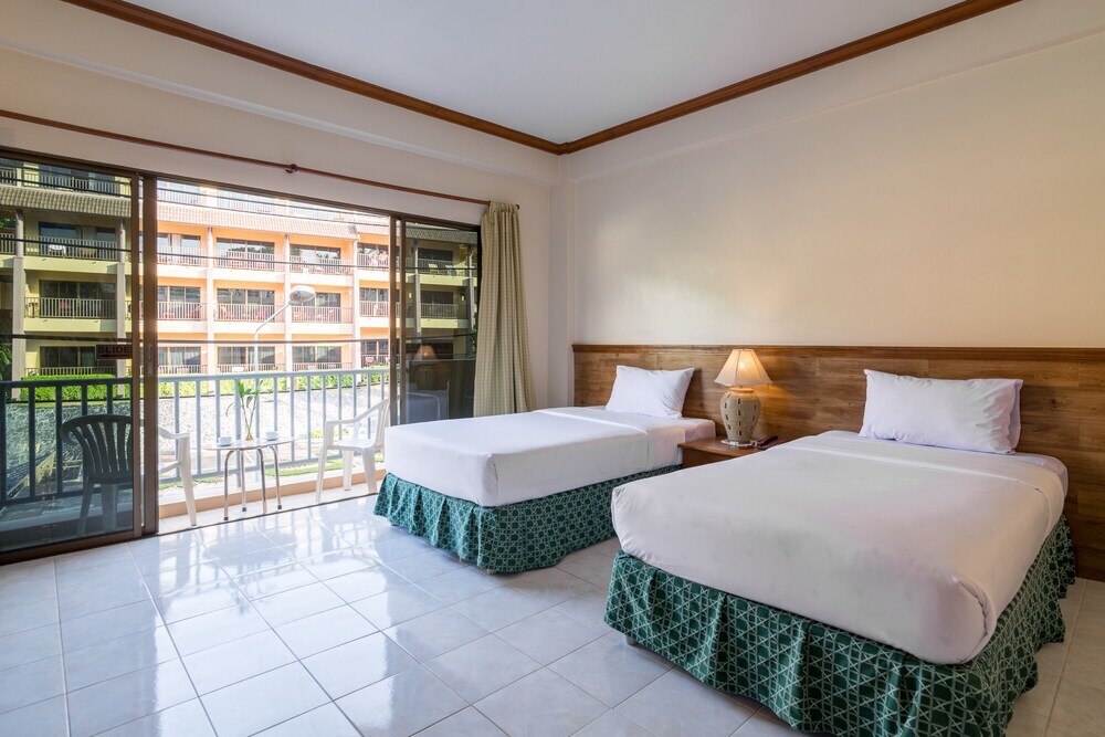 Двухместный номер Standard с видом на море 2 отдельные кровати в Kata Sun Beach Hotel
