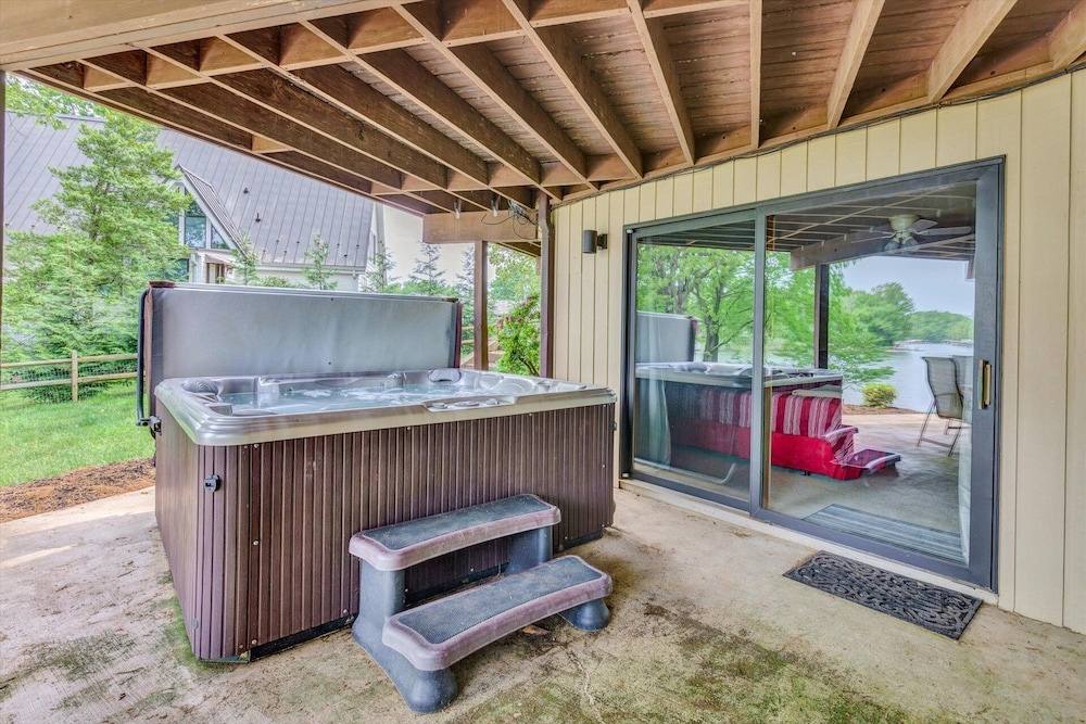 Dancing Water - Sleeps 10, Private Dock, Game Room & Hot Tub