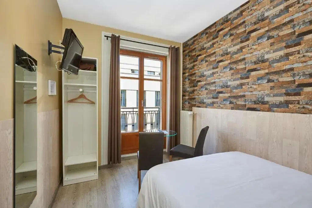 Compact Double room (full double bed)