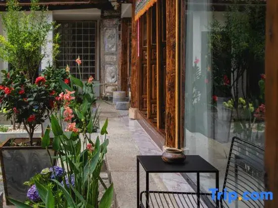 Manyun Ting Bai Ethnic Centennial Courtyard Designer Meisu