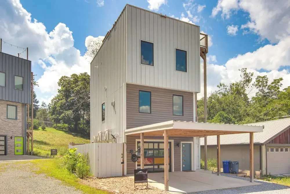 Rooftop Deck, Sweeping Views: Chic Home in Brevard