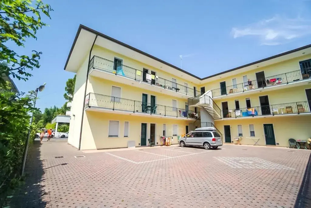 3 Bedrooms Apartment