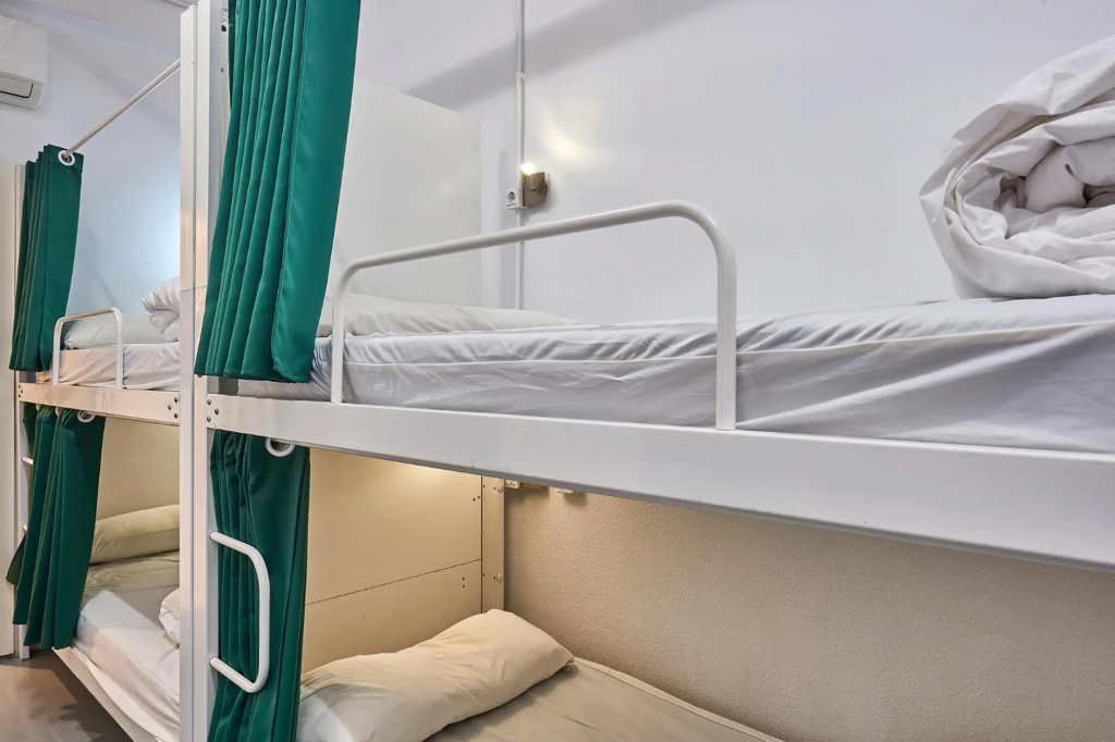 Hola Hostal Collblanc - Hostel — 3