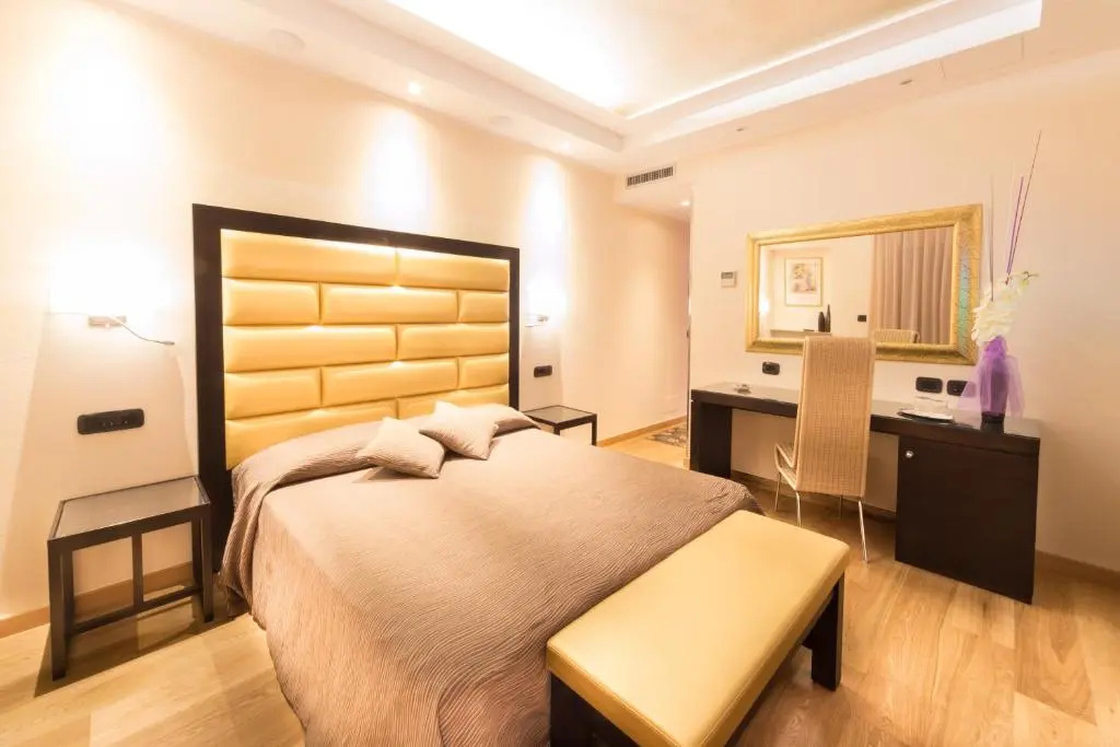 Deluxe Double room (full double bed)