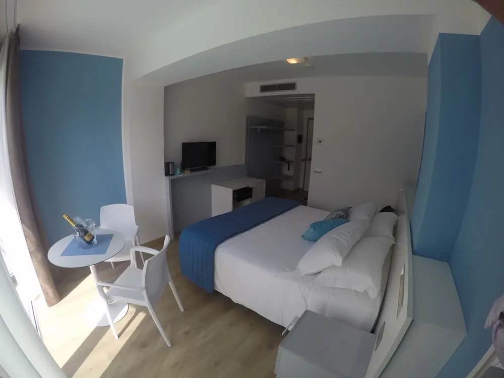 2 Bedrooms Standard Family room with balcony