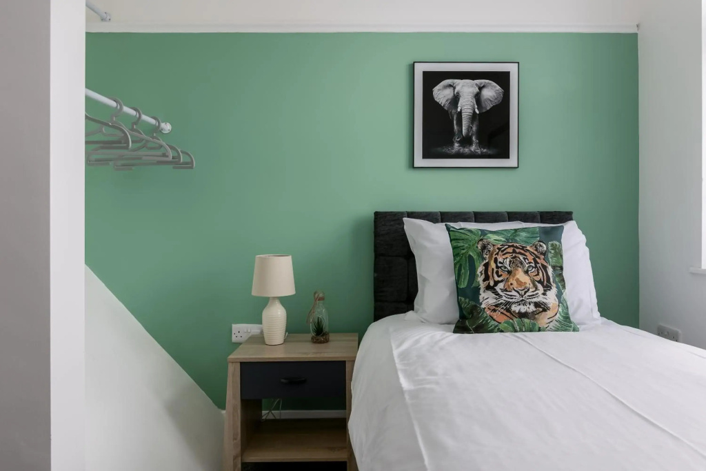 Lima Apartments - Large 3 Bedroom Apartment, sleeps up to 5 people ideal for Contractors and large families! Free Parking & Wifi