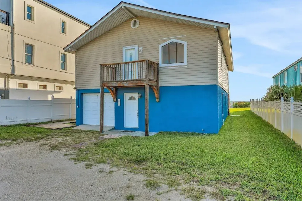 Updated Condo in Oceanfront Building With Private Beach Access - Near Dining