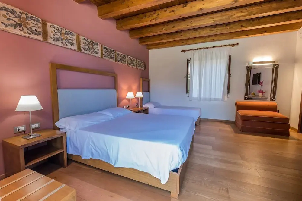 Standard Triple room with courtyard view