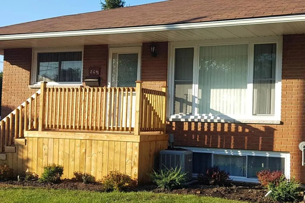 Sarnia Central Six - BIG 6 BR 2 BA - patio and BBQ